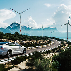 Véhicule électrique sur fond d'éoliennes