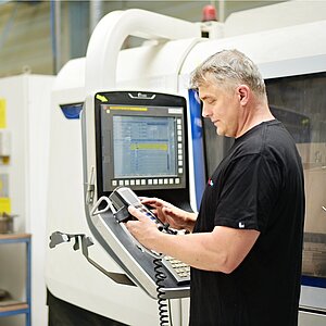 Zaměstnanec společnosti CeramTec v Šumperku v České republice obsluhuje CNC stroj.