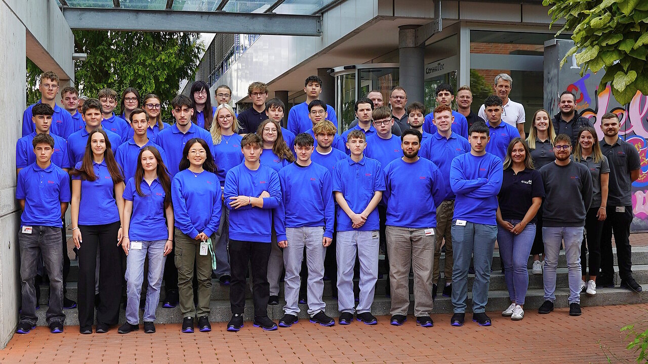Group picture of the new CeramTec trainees in 2025 in front of the entrance to the Plochingen site