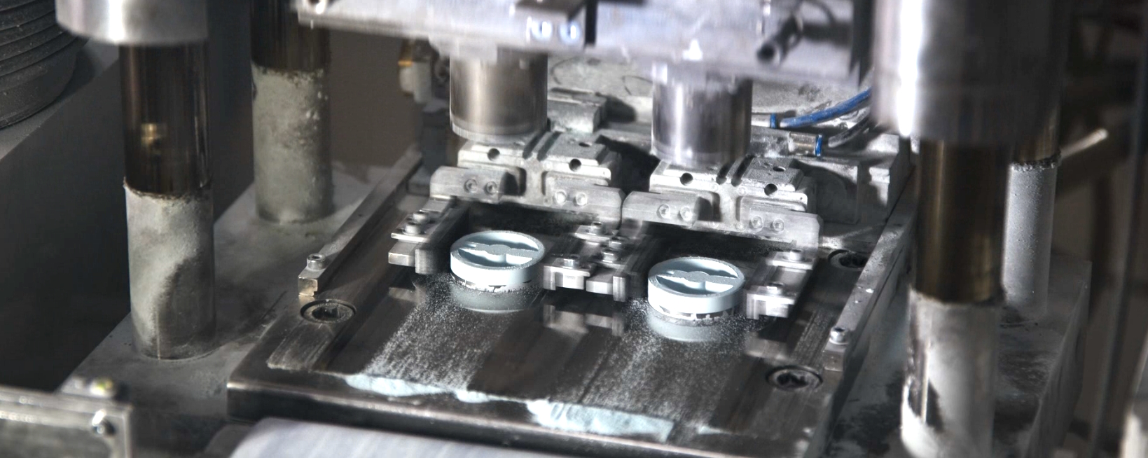 Zwei Produkte aus Technischer Keramik werden bearbeitet